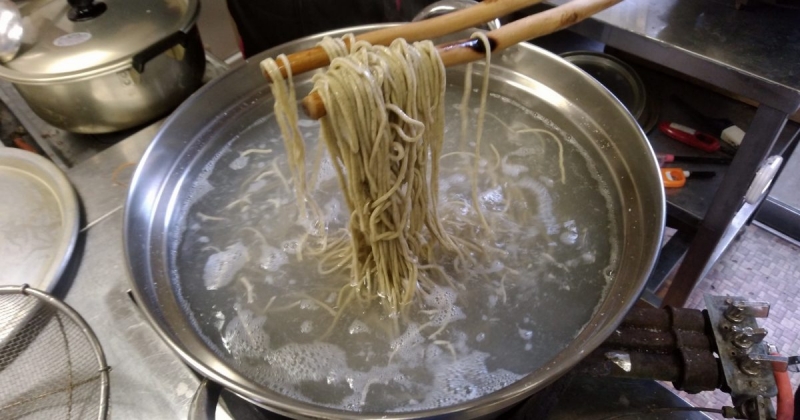 島ヶ峰そば製粉作業並びに試食会がおこなわれました。
